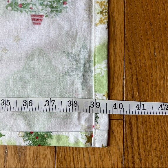 Lovely Little 🎄🎄🎄 Christmas Tree Tablecloth in beautiful colours - Picture 5 of 6